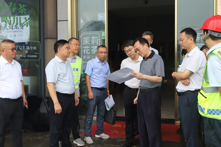 9.12【網(wǎng)站 微信】蜀道集團總工程師黃兵調(diào)研川南公司金秋湖停車區(qū)2.JPG