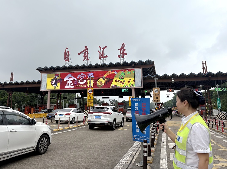 車流量大時收費員現(xiàn)場保暢.jpg