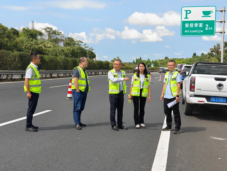 20250924川高公司副總經(jīng)理仇寧濤、四川省交通執(zhí)法總隊（廳高管局）總工程師孫振到渝蓉高速檢查指導(dǎo)應(yīng)急搶險工作1_副本.jpg
