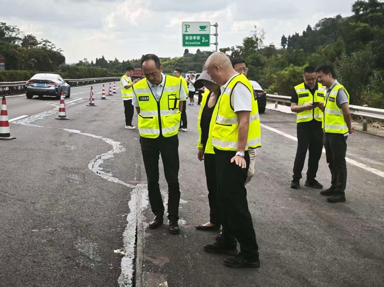 20250925川西公司黨委副書記、總經(jīng)理何雁到渝蓉高速檢查應(yīng)急搶險工作2_副本.jpg