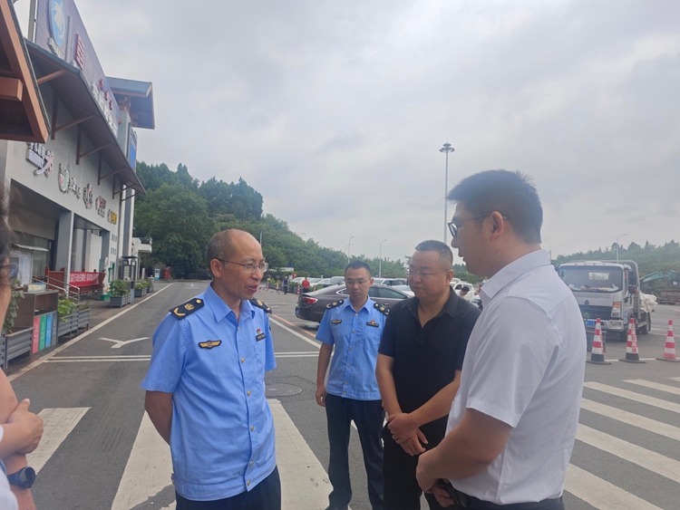 20250926四川省交通運輸綜合行政執(zhí)法總隊第一支隊支隊長張敏到渝蓉高速檢查安全生產(chǎn)工作 (1)_副本.jpg