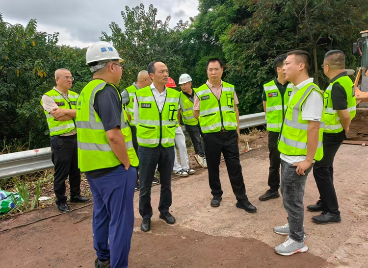 20250928川西公司黨委書記、董事長劉小剛到渝蓉高速檢查指導(dǎo)應(yīng)急搶險工作_副本.jpg